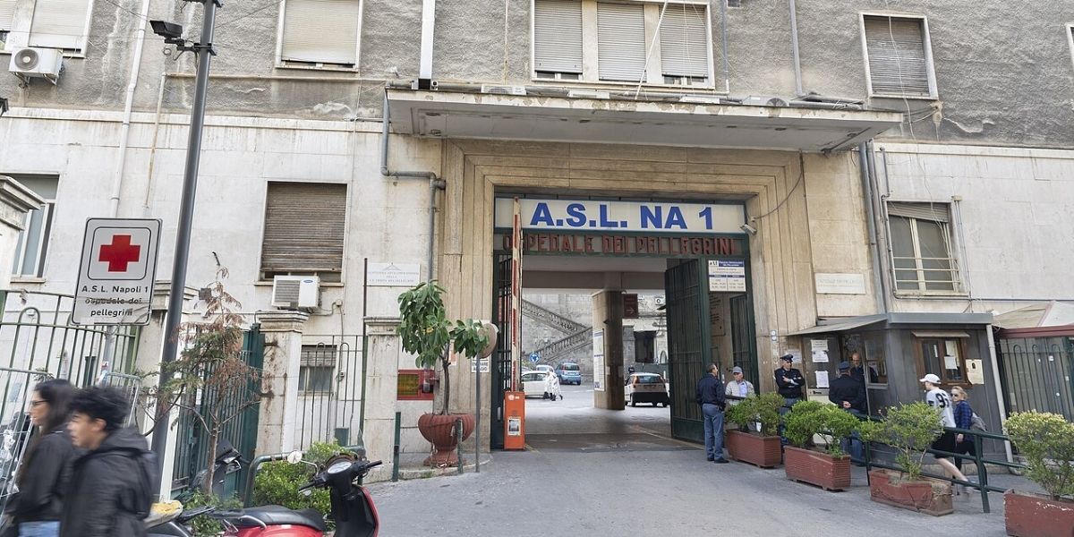 Napoli, protesta per l'attesa e colpisce un infermiere al Pellegrini