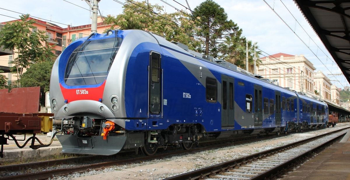 Napoli, rissa in treno per uno sguardo: 2 feriti, uno in pericolo di vita