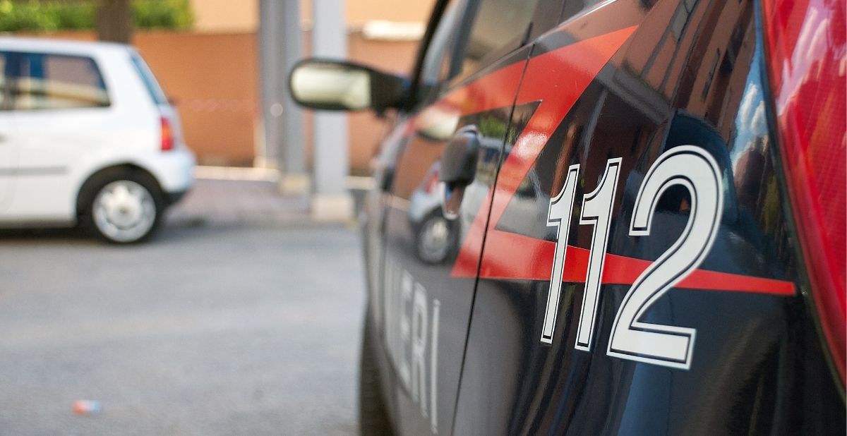 Scampia, 22enne ferito alla gamba: ai carabinieri racconta di una rapina