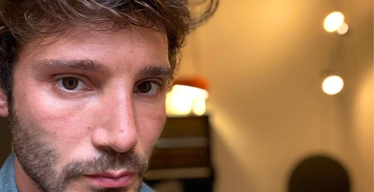 Stefano De Martino sul set a Napoli: gira il film per il centenario azzurro