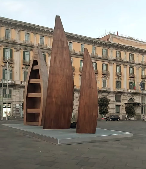Napoli, tre barche in verticale a piazza Municipio: inaugurata Voyageur