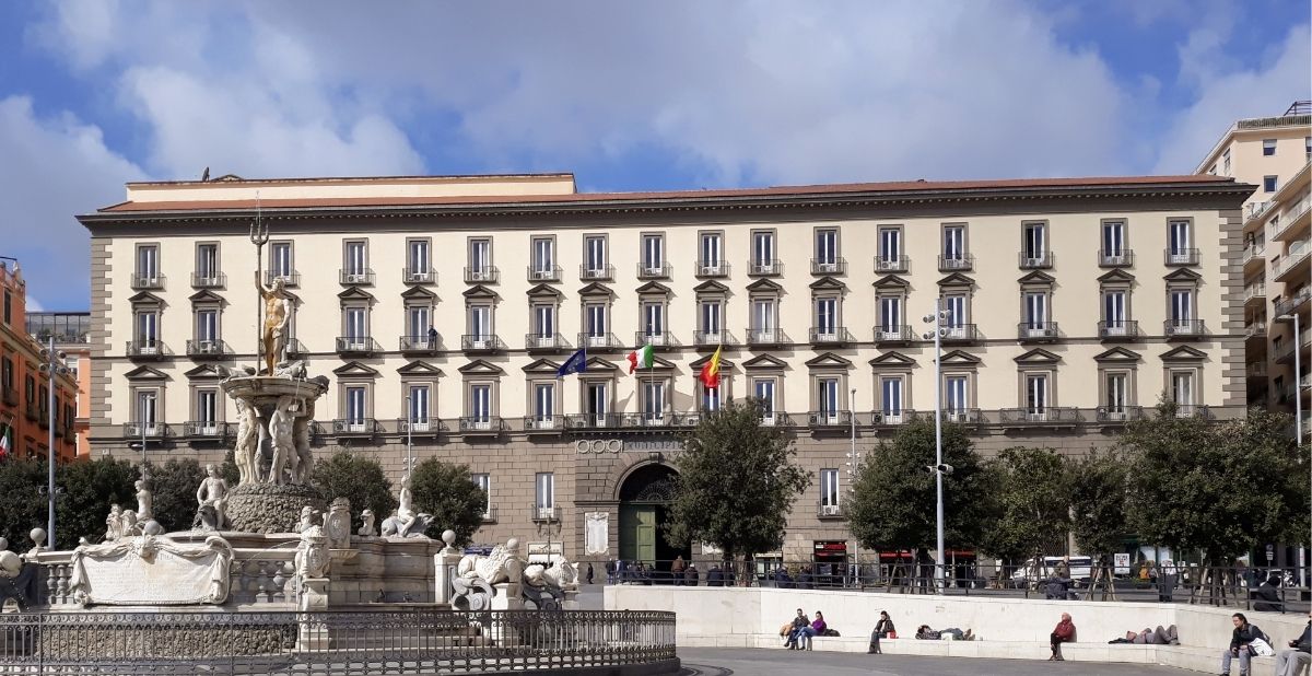 Napoli, tornano le grandi installazioni in piazza Municipio: ecco "Voyageur"