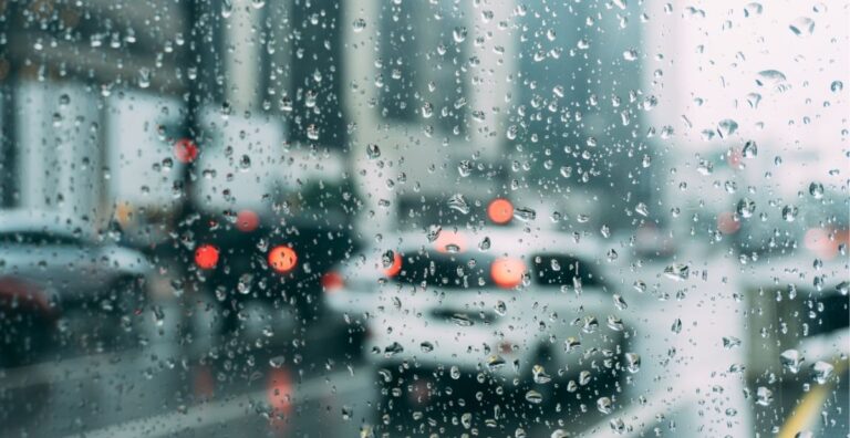 Bomba d'acqua su Napoli: tuoni e fulmini, allerta gialla fino alle 15