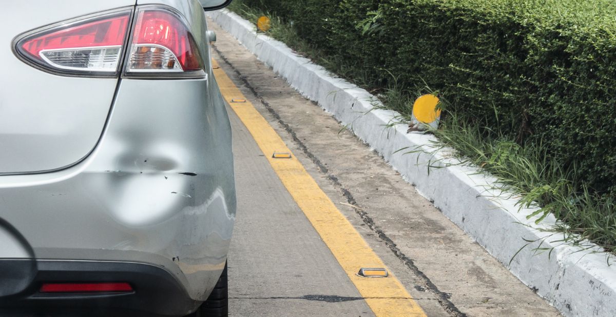 Napoli, auto presa a pietrate con donna incinta e bimbo a bordo: paura a San Giovanni