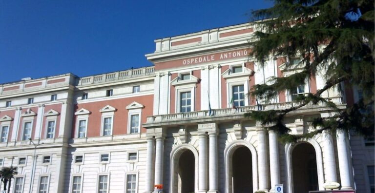 Vomero, padre aggredito mentre difende le figlie: operato d’urgenza al Cardarelli